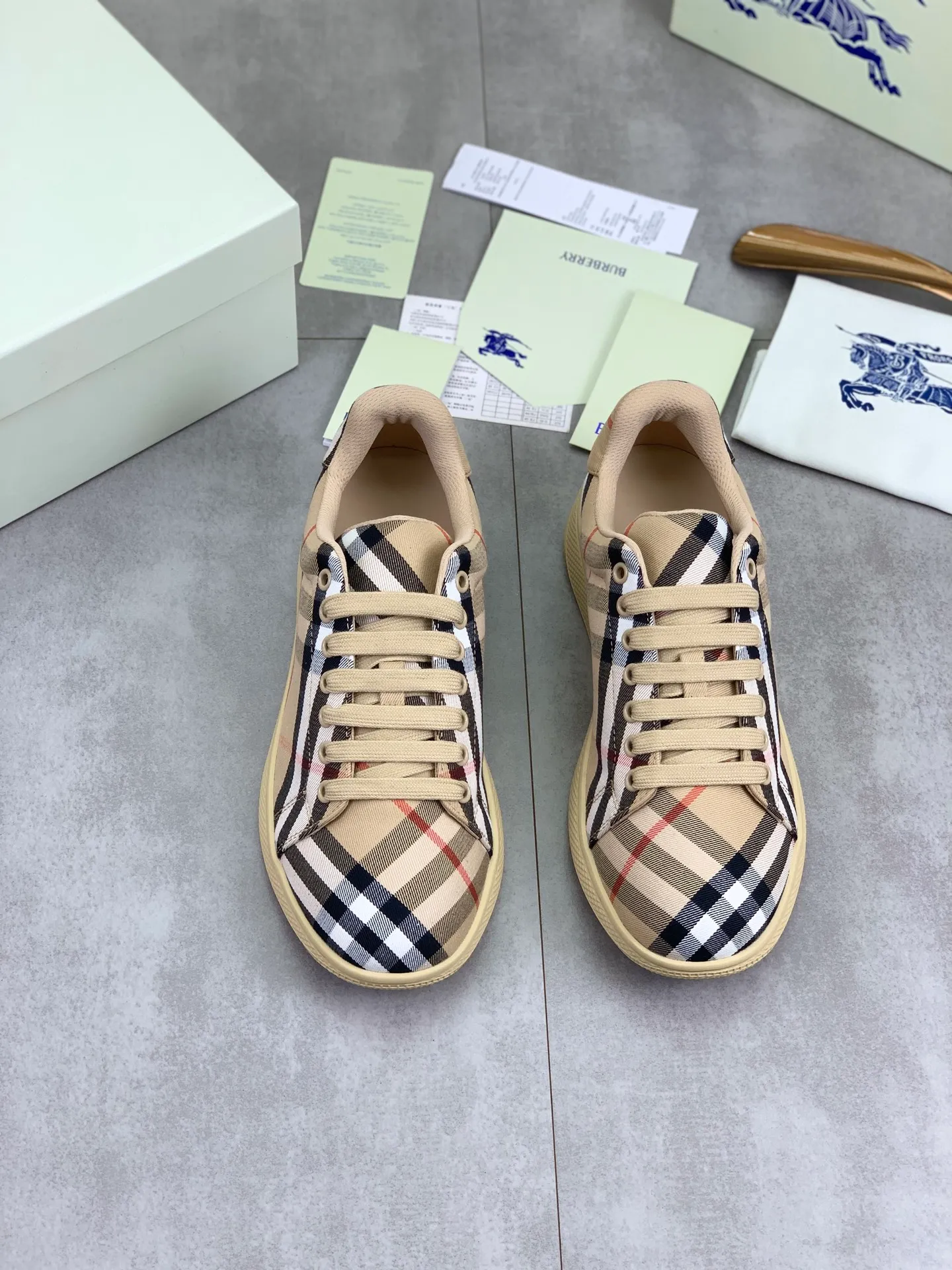 Factory price P580 [BURBERRY] Burberry - High-end quality original order - Upper: imported 🔝 original material - Lining: cowhide lining, feet; water-dyed cowhide - Outsole: ultra-light TPR rubber; two-color molded outsole - Super high quality control · Fine workmanship: highlighted (high-end, extravagance, grade) -Size: 38-46 (Male 38 46 can be customized) · Color: 4️⃣ colors available